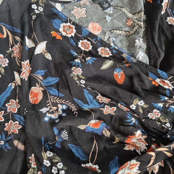 Torrid black and floral stretch waist with tie flutter sleeves sz 1X - Picture 2 of 5